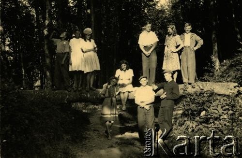 Przed 1939, brak miejsca.
Zdjęcie grupowe wykonane podczas spaceru w lesie. Fotografia z rodzinnego archiwum Anny Hryńczuk z domu Guły.
Fot. NN, zbiory Archiwum Historii Mówionej Ośrodka KARTA i Domu Spotkań z Historią, udostępniła Anna Hryńczuk w ramach projektu 