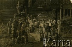 1916, brak miejsca.
Portret grupowy żołnierzy niemieckiej 31. Dywizji Piechoty, najprawdopodobniej na zapleczu frontu wschodniego. Na zdjęciu tablica z napisem 