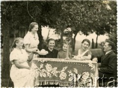 Lata 40./50., ZSRR.
Portret rodzinny w ogrodzie. 3. z lewej Bronisława Kopel, matka Walerii Żótkiewicz.
Fot. NN, zbiory Archiwum Historii Mówionej Ośrodka KARTA i Domu Spotkań z Historią, udostępnił Czesław Żótkiewicz w ramach projektu 