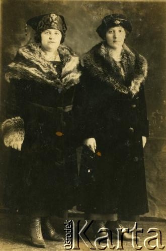 Przed 1939, brak miejsca.
Portret dwóch kobiet
Fot. NN, zbiory Archiwum Historii Mówionej Ośrodka KARTA i Domu Spotkań z Historią, udostępniła Weronika Wensewiczowa w ramach projektu 