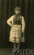 Przed 1939, brak miejsca.
Portret dziewczynki w stroju ludowym.
Fot. NN, zbiory Archiwum Historii Mówionej Ośrodka KARTA i Domu Spotkań z Historią, udostępniła Maria Witwicka w ramach projektu 