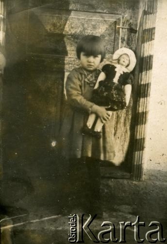 Przed 1939, brak miejsca.
Portret dziewczynki z lalką.
Fot. NN, zbiory Archiwum Historii Mówionej Ośrodka KARTA i Domu Spotkań z Historią, udostępniła Maria Witwicka w ramach projektu 