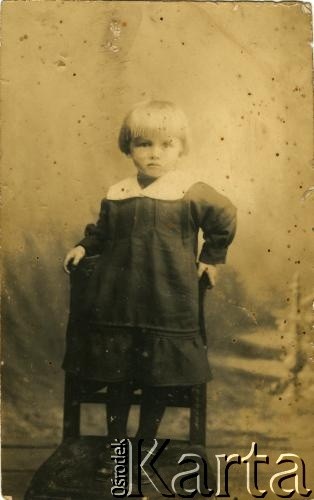 Przed 1939, brak miejsca.
Portret dziewczynki na krześle.
Fot. NN, zbiory Archiwum Historii Mówionej Ośrodka KARTA i Domu Spotkań z Historią, udostępniła Maria Witwicka w ramach projektu 