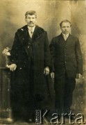 Przed 1939, brak miejsca.
Portret dwóch mężczyzn. Władysław Witwicki (z prawej).
Fot. NN, zbiory Archiwum Historii Mówionej Ośrodka KARTA i Domu Spotkań z Historią, udostępniła Maria Witwicka w ramach projektu 