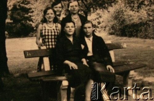 1943, Chemnitz, Rzesza Niemiecka.
Anna Hryciw (na ławce z prawej strony) z koleżankami na robotach w III Rzeszy.
Fot. NN, zbiory Archiwum Historii Mówionej Ośrodka KARTA i Domu Spotkań z Historią, udostępniła Anna Hryciw w ramach projektu 