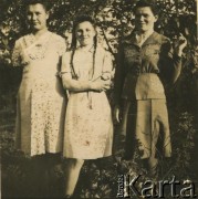Przed 1939, brak miejsca.
Portret trzech kobiet w ogrodzie.
Fot. NN, zbiory Archiwum Historii Mówionej Ośrodka KARTA i Domu Spotkań z Historią, udostępnił Włodzimierz Maniowski w ramach projektu 