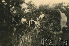 Przed 1939, brak miejsca.
Zdjęcie pamiątkowe w ogrodzie.
Fot. NN, zbiory Archiwum Historii Mówionej Ośrodka KARTA i Domu Spotkań z Historią, udostępnił Włodzimierz Maniowski w ramach projektu 