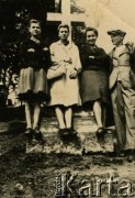 Przed 1939, brak miejsca.
Zdjęcie grupowe przy krzyżu.
Fot. NN, zbiory Archiwum Historii Mówionej Ośrodka KARTA i Domu Spotkań z Historią, udostępnił Włodzimierz Maniowski w ramach projektu 