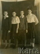 Przed 1939, brak miejsca.
Uczennice. Fotografia z rodzinnego archiwum Anatolego Gałgana.
Fot. NN, zbiory Archiwum Historii Mówionej Ośrodka KARTA i Domu Spotkań z Historią, udostępnił Anatoli Gałgan w ramach projektu 