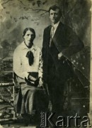Przed 1939, brak miejsca.
Portret kobiety i mężczyzny. Fotografia rodzinna ze zbiorów Anatolego Gałgana.
Fot. NN, zbiory Archiwum Historii Mówionej Ośrodka KARTA i Domu Spotkań z Historią, udostępnił Anatoli Gałgan w ramach projektu 