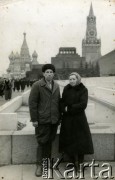 Po 1945, Moskwa, ZSRR.
Portret kobiety i mężczyzny na Placu Czerwonym.
Fot. NN, zbiory Archiwum Historii Mówionej Ośrodka KARTA i Domu Spotkań z Historią, udostępnił Anatoli Gałgan w ramach projektu 