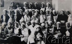 1939, Dyneburg, Łotwa.
Weronika Gasperowicz (potem Kurszyc) (5. z prawej w dolnym rzędzie) w ostatniej klasie szkoły podstawowej.
Fot. NN, zbiory Archiwum Historii Mówionej Ośrodka KARTA i Domu Spotkań z Historią, udostępniła Weronika Kurszyc w ramach projektu 