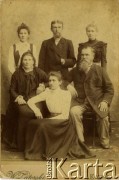 Pocz. XX wieku, Kowno, Zabór rosyjski.
Portret rodzinny. Fotografia wykonana w atelier fotograficznym 