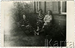 Przed 1939, brak miejsca.
Kobiety przed domem. Fotografia z rodzinnego archiwum Reginy Gutauskiene z domu Klimańskiej.
Fot. NN, zbiory Archiwum Historii Mówionej Ośrodka KARTA i Domu Spotkań z Historią, udostępniła Regina Gutauskiene w ramach projektu 