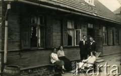 Przed 1939, brak miejsca.
Przed domem. Fotografia z rodzinnego archiwum Reginy Gutauskiene z domu Klimańskiej.
Fot. NN, zbiory Archiwum Historii Mówionej Ośrodka KARTA i Domu Spotkań z Historią, udostępniła Regina Gutauskiene w ramach projektu 