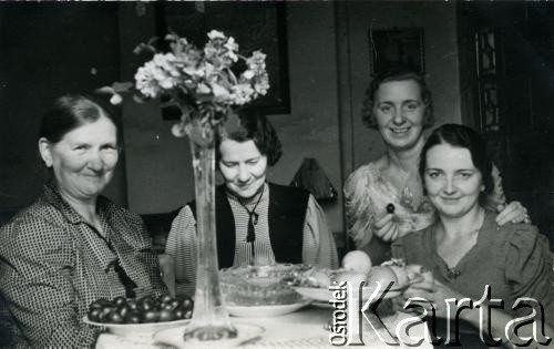 Przed 1939, brak miejsca.
Kobiety przy stole podczas uroczystości. Fotografia z rodzinnego archiwum Reginy Gutauskiene.
Fot. NN, zbiory Archiwum Historii Mówionej Ośrodka KARTA i Domu Spotkań z Historią, udostępniła Regina Gutauskiene w ramach projektu 