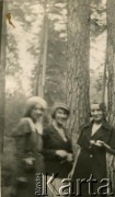 Przed 1939, brak miejsca.
Portret kobiet w lesie. Fotografia z rodzinnego archiwum Reginy Gutauskiene z domu Klimańskiej.
Fot. NN, zbiory Archiwum Historii Mówionej Ośrodka KARTA i Domu Spotkań z Historią, udostępniła Regina Gutauskiene w ramach projektu 