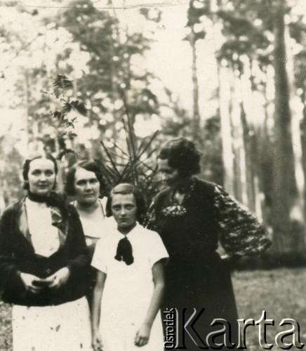 Przed 1939, brak miejsca.
Portret kobiet w lesie. Fotografia z rodzinnego archiwum Reginy Gutauskiene z domu Klimańskiej.
Fot. NN, zbiory Archiwum Historii Mówionej Ośrodka KARTA i Domu Spotkań z Historią, udostępniła Regina Gutauskiene w ramach projektu 