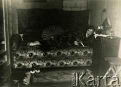 Przed 1939, brak miejsca.
Odpoczywająca kobieta. Fotografia rodzinna ze zbiorów Reginy Gutauskiene z domu Klimańskiej.
Fot. NN, zbiory Archiwum Historii Mówionej Ośrodka KARTA i Domu Spotkań z Historią, udostępniła Regina Gutauskiene w ramach projektu 