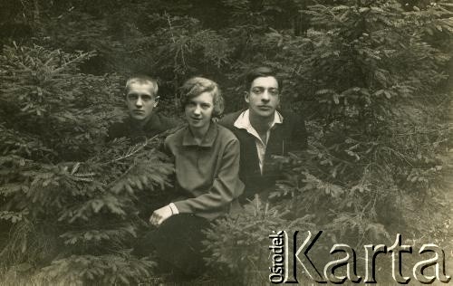 Przed 1939, brak miejsca.
Młodzież w lesie. Fotografia rodzinna ze zbiorów Reginy Gutauskiene z domu Klimańskiej.
Fot. NN, zbiory Archiwum Historii Mówionej Ośrodka KARTA i Domu Spotkań z Historią, udostępniła Regina Gutauskiene w ramach projektu 