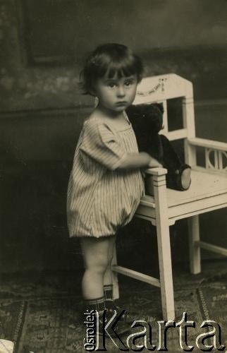 Ok. 1930, brak miejsca.
Portret dziewczynki. Fotografia z rodzinnego archiwum Reginy Gutauskiene.
Fot. NN, zbiory Archiwum Historii Mówionej Ośrodka KARTA i Domu Spotkań z Historią, udostępniła Regina Gutauskiene w ramach projektu 