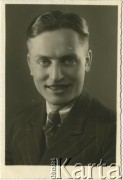Przed 1939, Janciai, Republika Litewska.
Portret Wacława Mikulskiego wykonany prawdopodobnie w atelier fotograficznym 