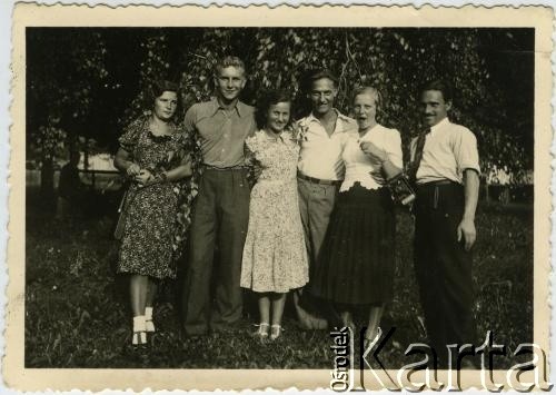 Przed 1939, Janciai, Republika Litewska.
Wacław Mikulski (3. z prawej) ze znajomymi.
Fot. NN, zbiory Archiwum Historii Mówionej Ośrodka KARTA i Domu Spotkań z Historią, udostępnił Wacław Mikulski w ramach projektu 