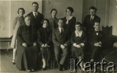 Przed 1939, Šančiai, Republika Litewska.
Zdjęcie grupowe z księdzem wykonane przez zakład fotograficzny 