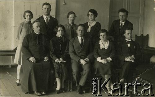 Przed 1939, Šančiai, Republika Litewska.
Zdjęcie grupowe z księdzem wykonane przez zakład fotograficzny 