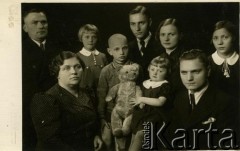 Przed 1939, Janciai, Republika Litewska.
Zdjęcie rodzinne wykonane prawdopodobnie w atelier fotograficznym 