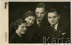 Przed 1939, Janciai, Republika Litewska.
Portret grupowy wykonany prawdopodobnie w atelier fotograficznym 