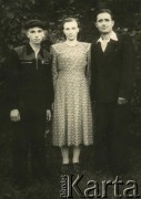 1950, Miejszty, Białoruska SRR, ZSRR.
Od lewej: Józef (brat Weroniki Bancarewicz), Weronika Bancarewicz, Janek (kuzyn Weroniki Bancarewicz)
Fot. NN, zbiory Archiwum Historii Mówionej Ośrodka KARTA i Domu Spotkań z Historią, udostępniła Weronika Kwacz w ramach projektu 