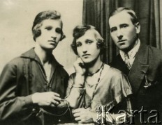 Ok. 1935, Iwieniec, woj. nowogródzkie, Polska.
Portret rodzeństwa. Od lewej: Stanisława Rudowicz, Zofia Rudowicz, Józef Rudowicz.
Fot. NN, zbiory Archiwum Historii Mówionej Ośrodka KARTA i Domu Spotkań z Historią, udostępniła Halina Rudowicz - Alanciewa w ramach projektu 