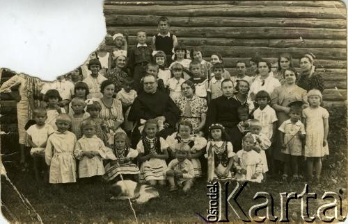 Po 1939, brak miejsca.
Grupa dzieci w towarzystwie księży.
Fot. NN, zbiory Archiwum Historii Mówionej Ośrodka KARTA i Domu Spotkań z Historią, udostępniła Halina Wysocka w ramach projektu 