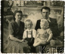 1946, Postawy, Białoruska SRR, ZSRR.
Portret rodzinny. Józefa i Mikołaj Macur z dziećmi, Jadwigą i Władysławem.
Fot. NN, zbiory Archiwum Historii Mówionej Ośrodka KARTA i Domu Spotkań z Historią, udostępniła Katarzyna Duniec w ramach projektu 