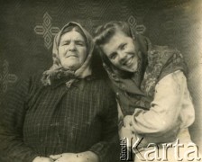 Ok. 1941, Niedźwiadki, okolice Głębokiego, Białoruska SRR, ZSRR.
Wincentyna Piskunowicz (później Kobzik) z mamą Anielą.
Fot. NN, zbiory Archiwum Historii Mówionej Ośrodka KARTA i Domu Spotkań z Historią, udostępnili Wincentyna i Jan Kobzikowie w ramach projektu 