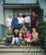 Pierwsza dekada XXI wieku, Postawy, Białoruś.
Zdjęcie rodzinne. 2. od lewej stoi Berta Litwinowicz, obok niej Jan Litwinowicz (mąż). Siedzi 1. od lewej Awin (ciotka Berty Litwinowicz). Fotografia wykonana przed blokiem, w którym mieszkała ciotka Awin.
Fot. NN, zbiory Archiwum Historii Mówionej Ośrodka KARTA i Domu Spotkań z Historią, udostępniła Berta Litwinowicz w ramach projektu 