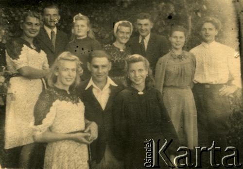 Przed 1939, brak miejsca.
Grupa osób w plenerze.
Fot. NN, zbiory Archiwum Historii Mówionej Ośrodka KARTA i Domu Spotkań z Historią, udostępniła Scholastyka Pauksztello w ramach projektu 