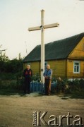 Lata 90., Postawy, Białoruś.
Wacław Stańczyk (z prawej) na ulicy przy krzyżu. Na tabliczce napis: 
