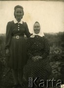 Po 1945, Białoruska SRR, ZSRR.
Maria Suchowiejko (z lewej) z matką.
Fot. NN, zbiory Archiwum Historii Mówionej Ośrodka KARTA i Domu Spotkań z Historią, udostępniła Maria Suchowiejko w ramach projektu 