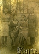 Po 1945, Białoruska SRR, ZSRR.
Maria Suchowiejko (2. z prawej) z koleżankami.
Fot. NN, zbiory Archiwum Historii Mówionej Ośrodka KARTA i Domu Spotkań z Historią, udostępniła Maria Suchowiejko w ramach projektu 