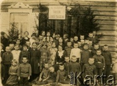 Przed 1939, brak miejsca.
Zdjęcie klasowe uczniów z I klasy publicznej szkoły podstawowej.
Fot. NN, zbiory Archiwum Historii Mówionej Ośrodka KARTA i Domu Spotkań z Historią, udostępniła Janina Kukian w ramach projektu 