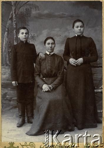 Ok. 1900, Wilno (?), Zabór rosyjski.
Fotografia rodzinna ze zbiorów Anny Bogowicz. Zdjęcie wykonane w atelier fotograficznym 