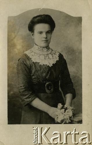Ok. 1900, Wilno, Zabór rosyjski.
Portert kobiety pochodzący z archiwum rodzinnego Anny Bogowicz. Fotografia wykonana w atelier fotograficznym 