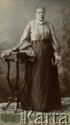 Ok. 1900, Wilno, Zabór rosyjski.
Portret kobiety z rodzinnego archiwum Anny Bogowicz. Fotografia wykonana w atelier fotograficznym 