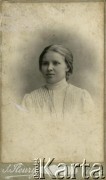 Koniec XIX wieku, Wilno, Zabór rosyjski.
Portret kobiety z rodzinnego archiwum Anny Bogowicz. Fotografia wykonana w atelier fotograficznym 