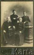 Ok. 1900(?), brak miejsca.
Portret czterech księży. Fotografia wykonana w atelier fotograficznym 