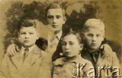Przed 1939, brak miejsca.
Zdjęcie rodzinne pochodzące ze zbiorów Anny Bogowicz.
Fot. NN, zbiory Archiwum Historii Mówionej Ośrodka KARTA i Domu Spotkań z Historią, udostępniła Anna Bogowicz w ramach projektu 