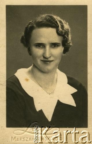 Przed 1939, Warszawa, Polska.
Portret kobiety pochodzący z rodzinnego archiwum Anny Bogowicz. Fotografia wykonana w atelier fotograficznym 