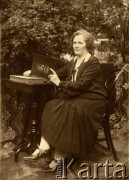 Przed 1939, brak miejsca.
Portret kobiety w ogrodzie. Fotografia z rodzinnego archiwum Ireny Czubatej.
Fot. NN, zbiory Archiwum Historii Mówionej Ośrodka KARTA i Domu Spotkań z Historią, udostępniła Irena Czubata w ramach projektu 